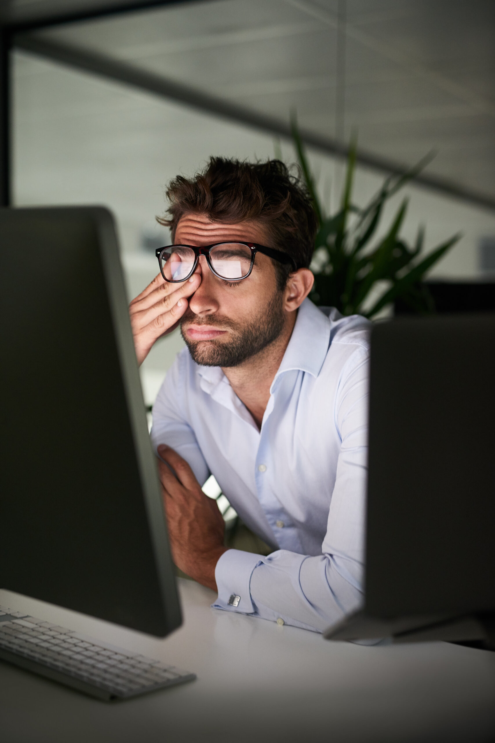 Dirigeant au bureau en fin de journée
